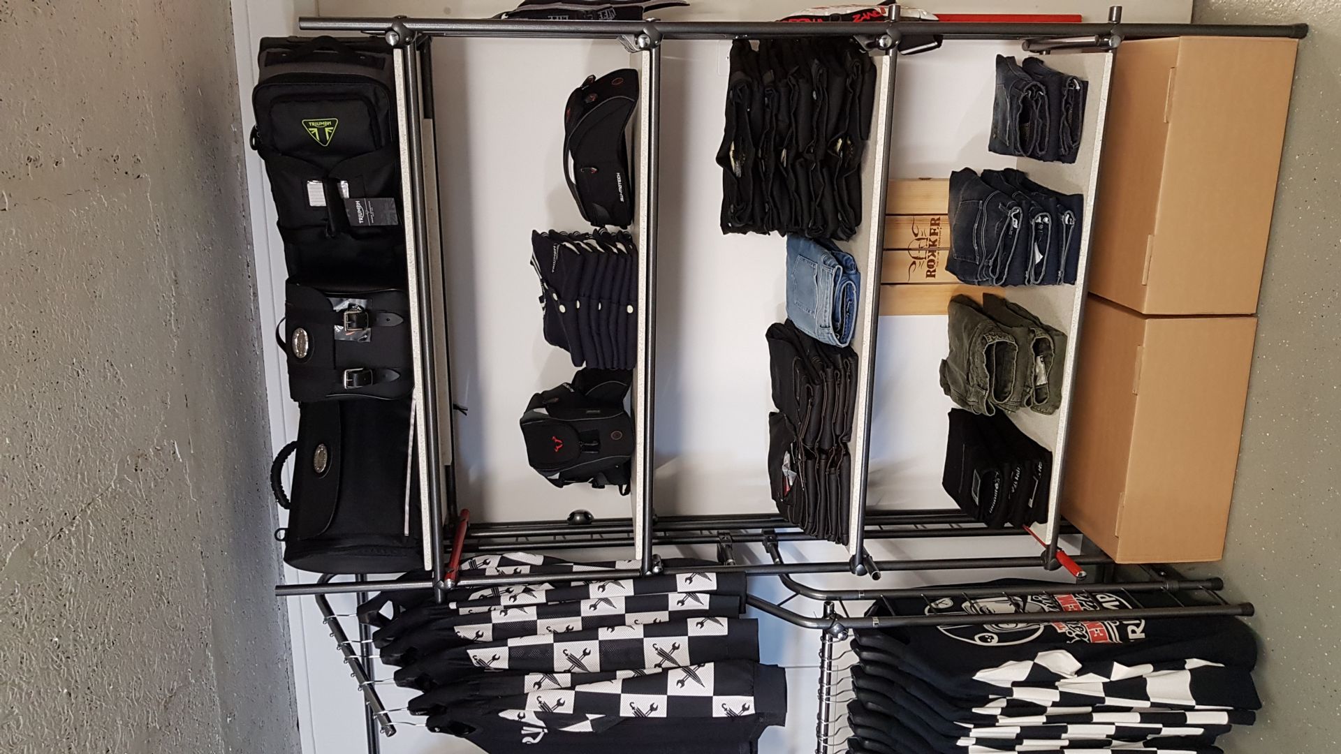 BEKLEIDUNG UND HELME