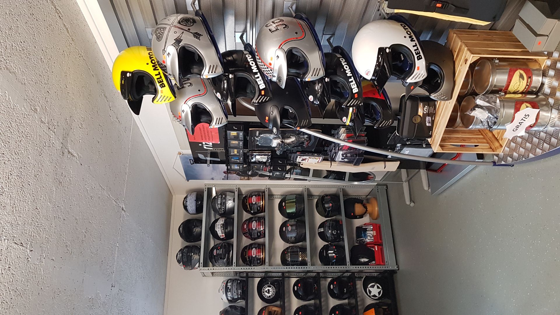 BEKLEIDUNG UND HELME