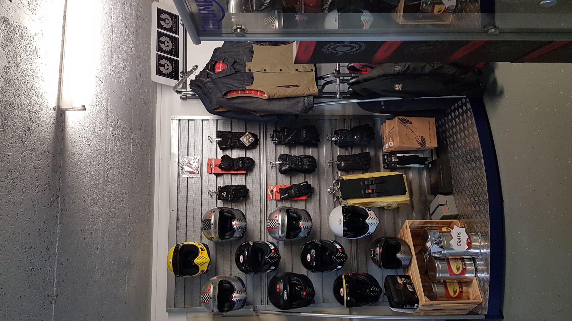 BEKLEIDUNG UND HELME